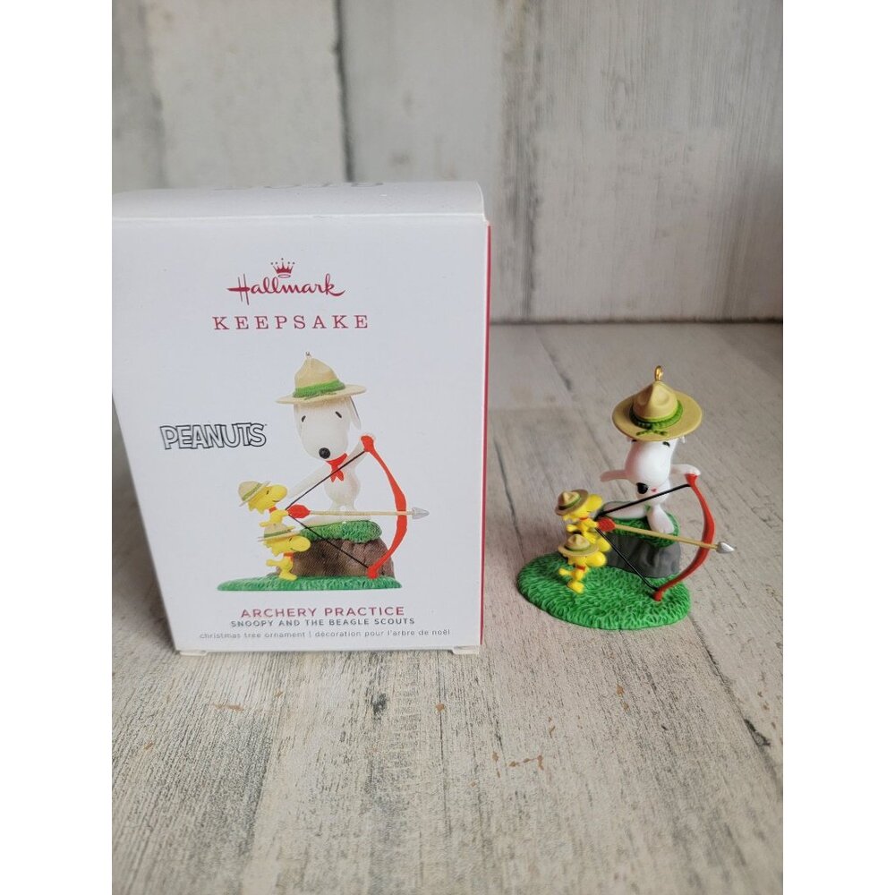 Hallmark archery practice Snoopy ornament Xmas Woodstock‎